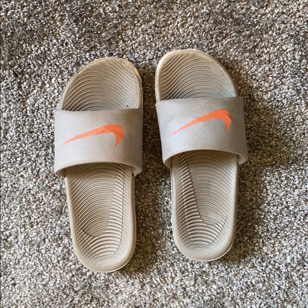 Girls/women’s Nike slides
